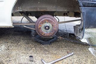 Na muže v Drnku spadlo auto, které opravoval. Vážným zraněním podlehl v nemocnici - Novinky